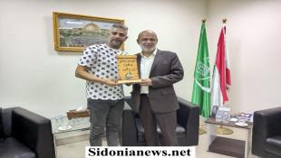 بالصور : الدكتور بسام حمود يستقبل الكابتن مصطفى الحلاق ويهنّئه على نيله جائزة أفضل لاعب في صيدا