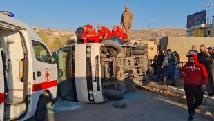 انقلاب حافلة مدرسية على أوتوستراد زحلة وإصابة 4 طلاب بجروح