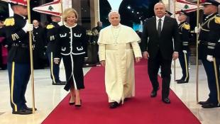 بالصور: لبنان يستقبل البابا لاوون الرابع عشر: الرؤساء عون وبري وسلام وعقيلاتهم إستقبلوا البابا على أرض المطار ولقاءات في قصر بعبدا