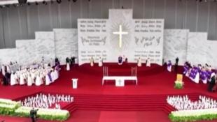 الواجهة البحرية ساحة إيمان… البابا لاوون أمام آلاف المصلين: لنزع السلاح من القلوب والاعتراف بالآخر