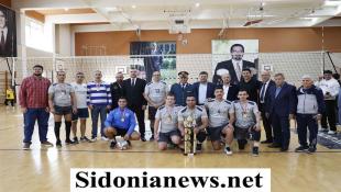 بالصور : نادي أشمون الرياضي- صيدا نظم بطولة "كأس الإستقلال بكرة الطائرة " في ثانوية رفيق الحريري أحرزها فريقا الجيش اللبناني للرجال و"الشرحبيل" للسيدات