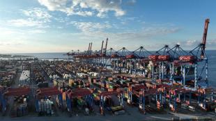 قفزة تشغيلية قياسية في مرفأ بيروت استقبال  3 سفن و12,800 حاوية خلال 24 ساعة