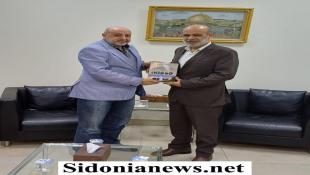 الدكتور بسام حمود يستقبل الباحث الدكتور خالد الكردي ويتسلم منه كتابه 