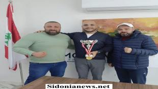 الصيدلي عمر مرجان يكرم البطل الصيداوي بلال الغربي