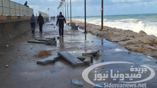 بالفيديو والصور : صدمة كبيرة في مدينة الرئيس الشهيد رفيق الحريري الرياضية في صيدا : أمواج العاصفة العاتية تحطم وتجرف العديد من مقاعد المتنزهين وتحيل الممشى إلى خراب