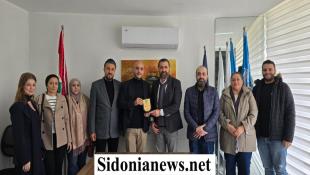 لجنة الأهل في مدرسة الفنون الإنجيلية تكرم الصيدلي عمر مرجان