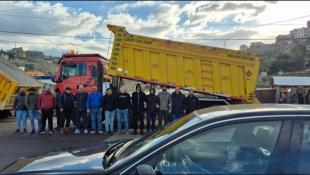 سائقو شاحنات اعتصموا عند مفرق برجا وطالبوا بتعديل قرارالداخلية نقل ناتج الورش المرخصة