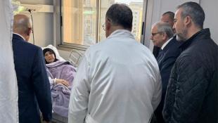 رئيس الحكومة عاد المواطنة أمل السيد في مستشفى النيني وأبلغها استمرار العمل حتى الكشف عن مصير ابنتها ... وسأزور الجنوب قريبا