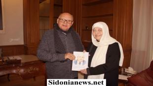 بالصور : بهية الحريري تسلمت من الريس محمد السعودي كتاباً يوثق مسيرته بعنوان " صيدا حكاية حب "