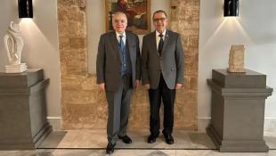 الوزير غسان سلامة بحث ورئيس جمعية المقاصد في صيدا محمد فايز البزري في افتتاح مركز عائشة أم المؤمنين الثقافي