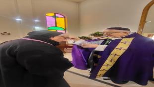 بالصور : المطران العمار تراس الذبيحة الالهية في مستشفى راهبات الصليب دير القمر