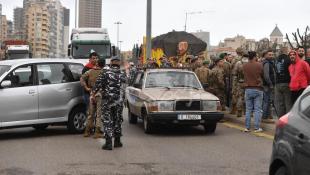 بالصور :  قطع طريق جسر الرينغ وخلدة واعتصام حاشد قرب مرفأ طرابلس احتجاجاً على قرارات الحكومة