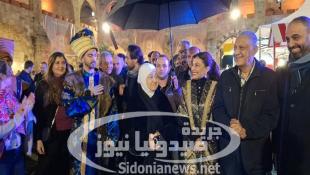 بالفيديو والصور: إفتتاح مميز برغم الأمطار  لليالي رمضان في خان الإفرنج في صيدا بحضور الحريري وسلاطين آل عثمان ولوحات تراثية