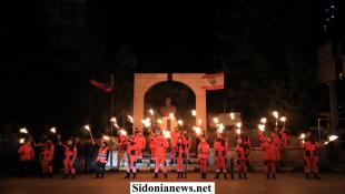 بالصور : فوج الإنقاذ الشعبي يضيء المشاعل في صيدا إحياءً للذكرى الـ51 لاستشهاد معروف سعد