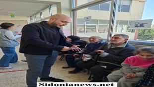 بالصور : عمر مرجان يتفقد العيادة النقالة لمتابعة صحة النازحين في مدرستي الإصلاح والقناية