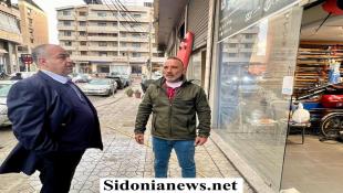 بالصور : عامر معطي يتفقد المحال والأبنية المتضررة من جراء الغارة الاسرائيلية على مدينة صيدا