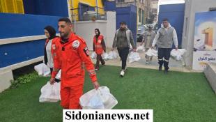 بالصور : مؤسسة مرجان الخيرية توزّع 550 وجبة على النازحين في صيدا