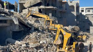 بالصور : شهداء وجرحى في الغارات على قرى في قضاء صور فجرا ودمار كبير في البنى التحتية والمنازل وشبكات الكهرباء والمياه