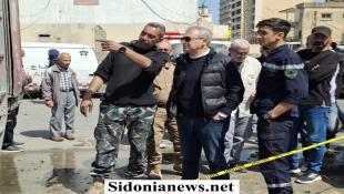 بالصور: رئيس بلدية صيدا حجازي تفقد مكان الغارة على السيارة المستهدفة في صيدا وفرق البلدية وشركة NTCC باشرتا رفع الركام وفتح الطريق