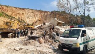 سحب ٣ جثامين شهداء من المبنى السكني المستهدف بغارة اسرائيلية مساء امس في كفرملكي وهم من آل حمود