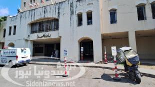 بالفيديو والصور: إنهيار بلاطات من واجهة بلدية صيدا الرئيسية وإجراءات إحترازية ووقائية بانتظار الترميم والصيانة ؟