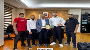 بالصور : حجازي يكرم البطل الصيداوي ريان عكاوي على إنجازاته في الملاكمه في بلدية البلدي