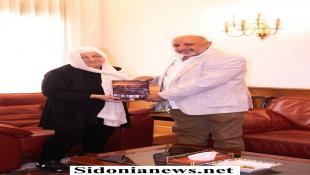 بالصور : بهية الحريري تتسلم من خالد الكردي كتابه لبنان ٨٢.. سنوات النار والرصاص (١٩٨٢-١٩٩٢)