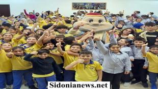 بالصور: ثانوية السفير -الغازية تستضيف عرضا خاصا لمسرحية الدمى الهادفة ضيعة ورد قدمته فرقة ضو للفنون المسرحية